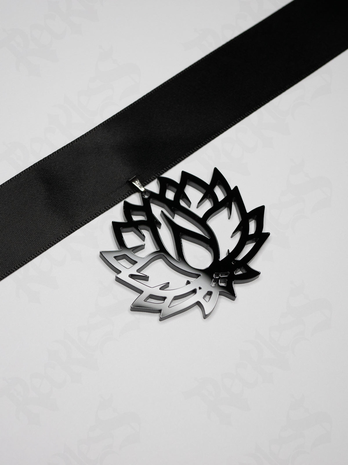 Lotus choker