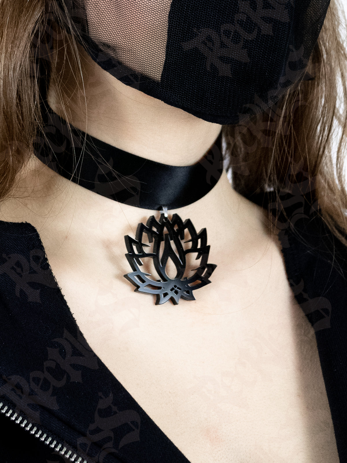 Lotus choker