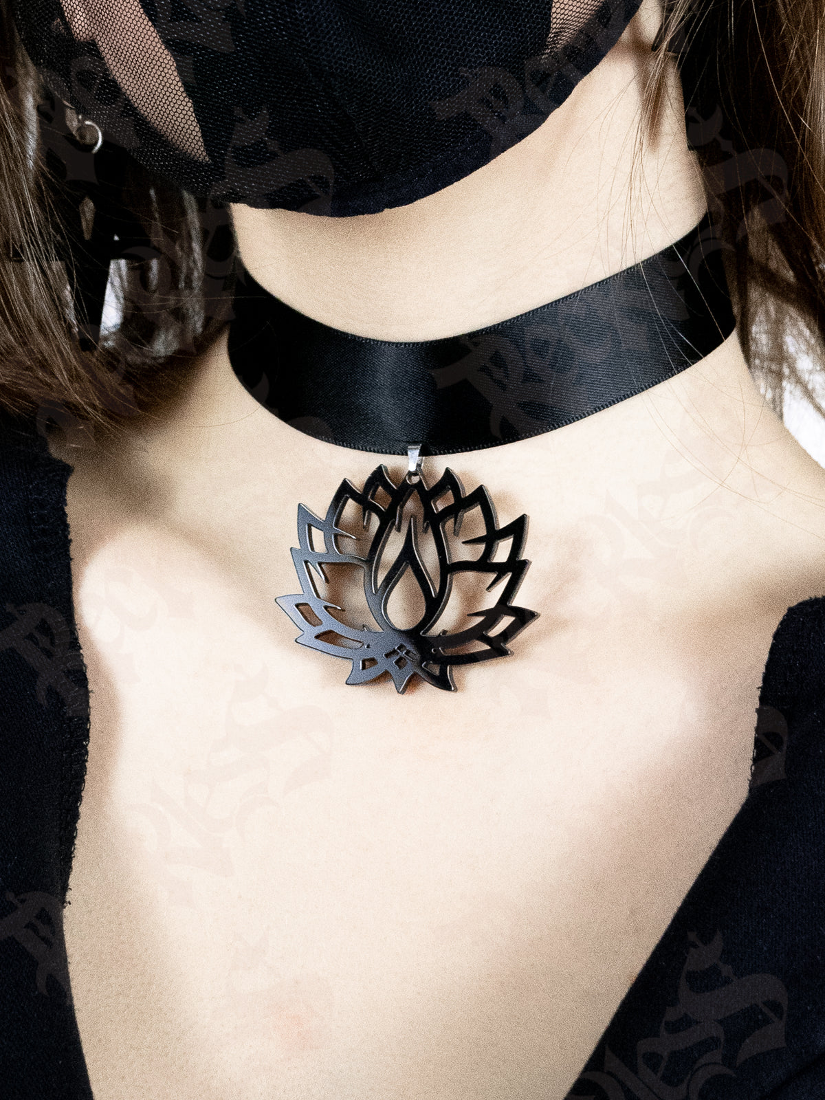 Lotus choker